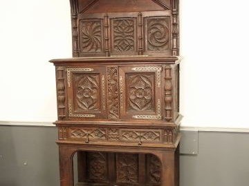 Crédence de style gothique en chêne mouluré et sculpté