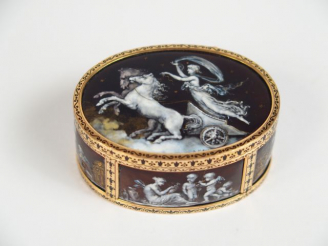 Vente aux enchères Boite oblongue de style Louis XVI en or et émail à décor en grisaille 