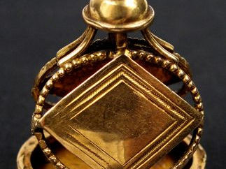 Vente aux enchères Sceau en or jaune, armorié.  Poids : 15,65 gr