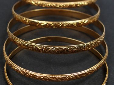 Suite de 6 bracelets en or jaune, à décor gravé de volutes. Poids : 84