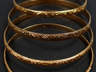 Suite de 6 bracelets en or jaune, à décor gravé de volutes. Poids : 84