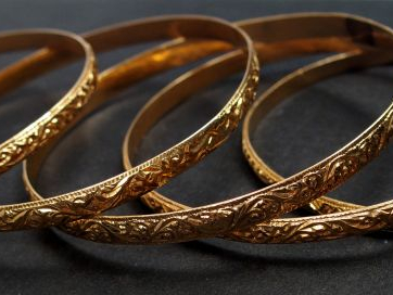 Suite de 6 bracelets en or jaune, à décor gravé de volutes. Poids : 84