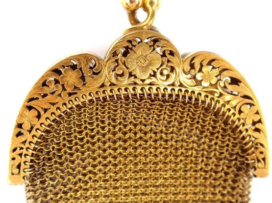 Bourse en or jaune, décor ajouré de fleurs et de feuillage.  Poids : 3