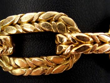 Bracelet en or jaune, maillons gravés à décor de feuillage.  20 cm  Po