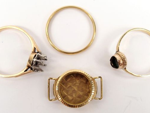 Lot en or jaune, comprenant un boitier de montre, une alliance et deux