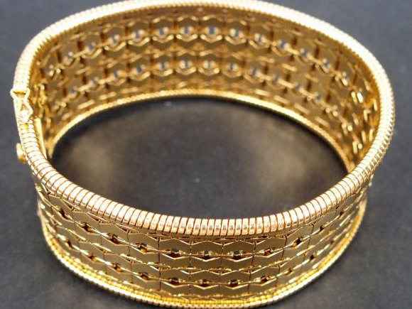 Bracelet en or jaune, maille articulée à décor de motifs géométriques.