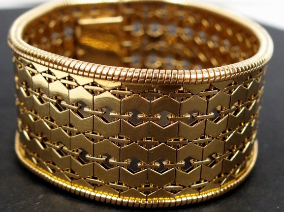 Bracelet en or jaune, maille articulée à décor de motifs géométriques.
