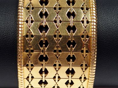 Bracelet en or jaune, maille articulée à décor de motifs géométriques.