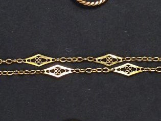 Lot comprenant : - bague en or, ornée d'une perle (poids tel : 2,08 gr