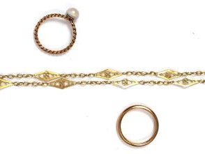 Lot comprenant : - bague en or, ornée d'une perle (poids tel : 2,08 gr