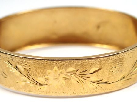 Bracelet jonc Napoléon III en or, à décor gravé de fleurs.  Poids : 28