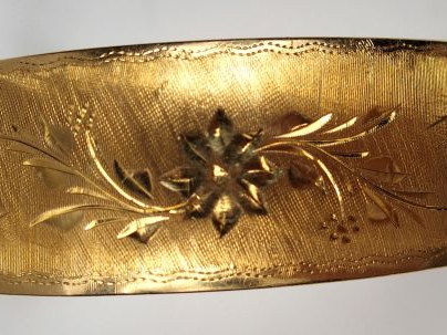 Bracelet jonc Napoléon III en or, à décor gravé de fleurs.  Poids : 28