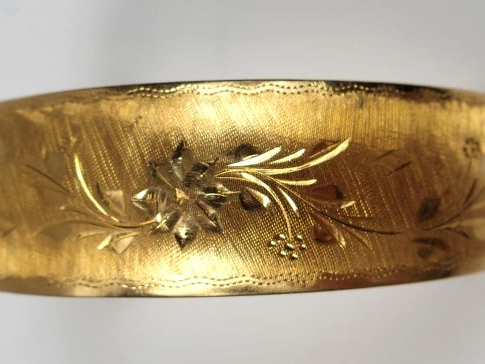 Bracelet jonc Napoléon III en or, à décor gravé de fleurs.  Poids : 28