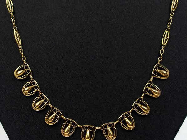 Collier en or, décor ajouré et en relief de godrons.  47 cm  Poids : 1
