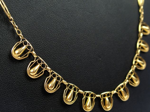 Collier en or, décor ajouré et en relief de godrons.  47 cm  Poids : 1