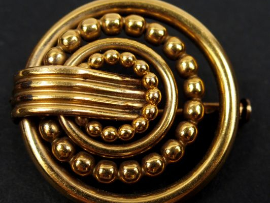 MURAT. Broche ronde en or jaune, décor de perles. Poids : 6 gr