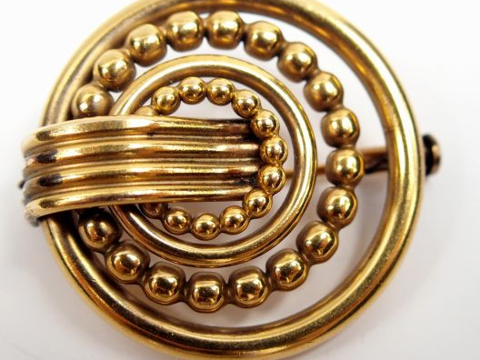 MURAT. Broche ronde en or jaune, décor de perles. Poids : 6 gr