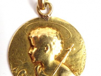 Vente aux enchères Médaille de baptême en or jaune, figurant Saint Jean. Signée M. JAMPOL