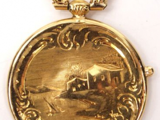 Vente aux enchères Pendentif en or, à décor gravé de paysage lacustre. On y joint une cha