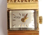 KODY. Montre de dame boitier or, bracelet souple en or maille tressée.