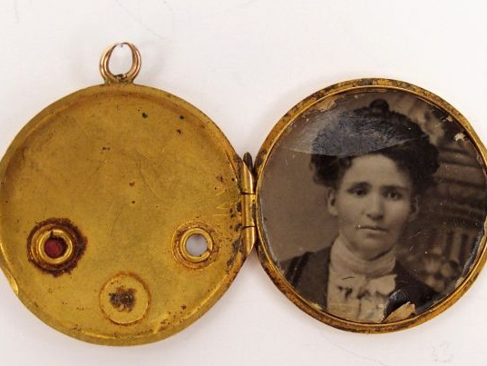 Lot comprenant :  - pendentif en or jaune, en forme de cœur rehaussé d