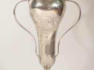 Vente aux enchères TIFFANY. Vase à anses Art Nouveau, en argent, à décor gravé de fleurs.