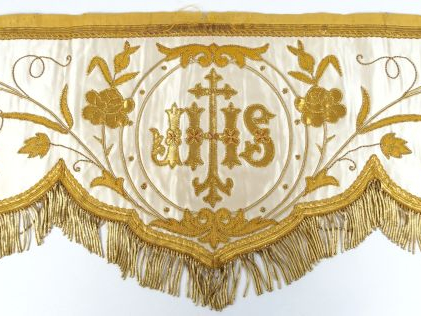 Garniture d'autel blanche frangée d'or et brodée de vignes, de grappes