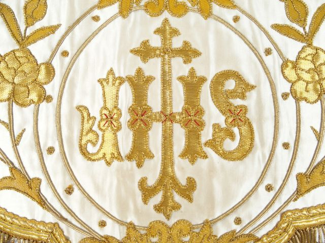 Garniture d'autel blanche frangée d'or et brodée de vignes, de grappes