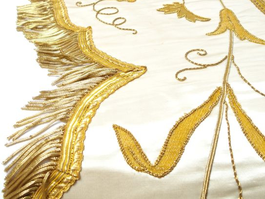 Garniture d'autel blanche frangée d'or et brodée de vignes, de grappes