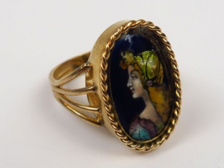 Vente aux enchères Bague ornée d'un émail de Limoges polychrome à décor de jeune femme. S