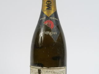 Vente aux enchères 1 BOUTEILLE CHAMPAGNE MOËT   CHANDON BRUT IMPERIAL - 1921 - TRES LEGER
