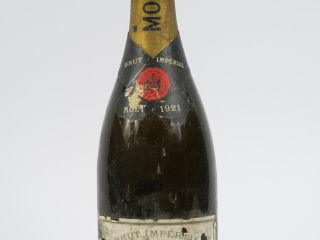 Vente aux enchères 1 BOUTEILLE CHAMPAGNE MOËT   CHANDON BRUT IMPERIAL - 1921 - TRES LEGER