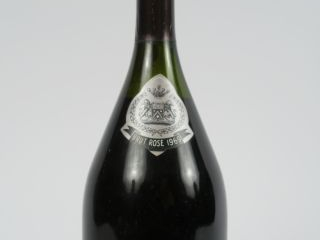 Vente aux enchères 1 BOUTEILLE CHAMPAGNE DOM RUINART ROSE - 1969 - 4 CM SOUS LA COIFFE/CO