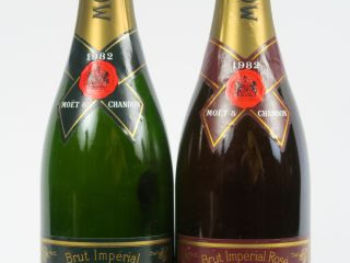 Vente aux enchères 2 BOUTEILLES CHAMPAGNE MOËT   CHANDON BRUT IMPERIAL 1982 : 1 BLANC - 1
