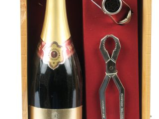 Vente aux enchères 1 BOUTEILLE CHAMPAGNE BOLLINGER GRANDE ANNEE - 1983 - COFFRET