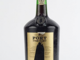 Vente aux enchères 1 MAGNUM PORTO SANDEMAN PORT 'FINE RUBY'