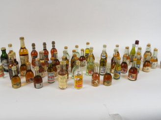 Vente aux enchères LOT IMPORTANT DE MIGNONETTES DIVERSES