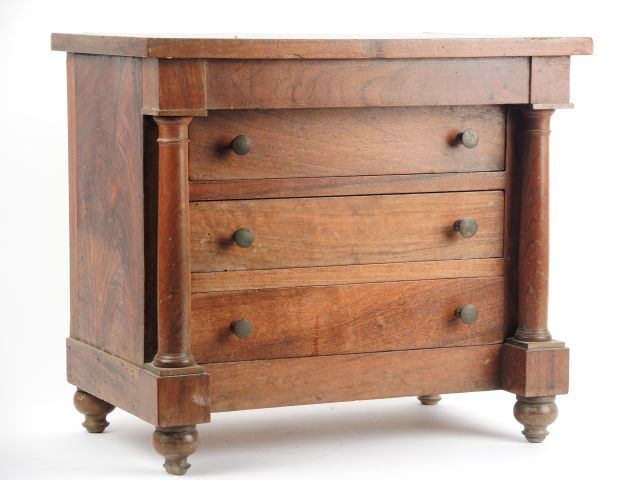	Commode de maitrise de style Empire en noyer, montants à colonne déta