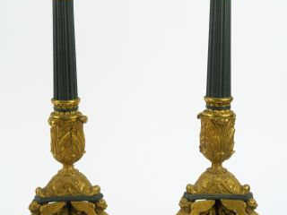 Paire de candélabres tripodes de style Empire en tôle et bronze doré. 