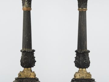 	Paire de bougeoirs Restauration en tôle patinée et régule, piètement 