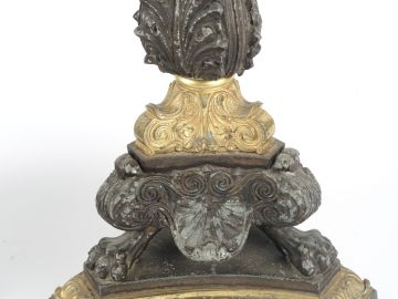 	Paire de bougeoirs Restauration en tôle patinée et régule, piètement 