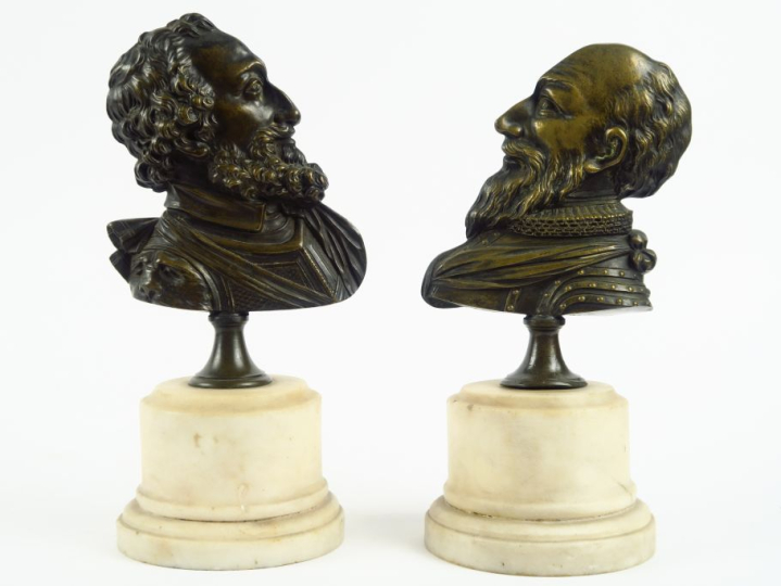 Paire de sujets de style Louis XIII en bronze et marbre blanc, "Profil