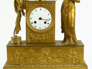 Pendule Directoire en bronze doré à décor de jeune femme à l'antique, 