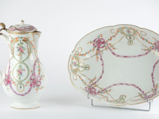 Vente aux enchères 	Verseuse et son bassin Louis XVI en porcelaine, à décor de nœuds de r