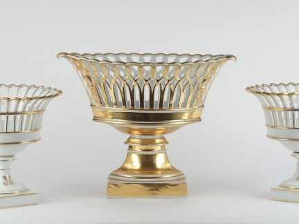 	Paire de corbeilles à fruit et une jardinière XIXème en porcelaine de