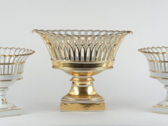 Vente aux enchères 	Paire de corbeilles à fruit et une jardinière XIXème en porcelaine de