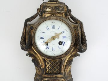 	Cartel d’alcôve de style Louis XVI en bronze doré, cadran signé Conqu