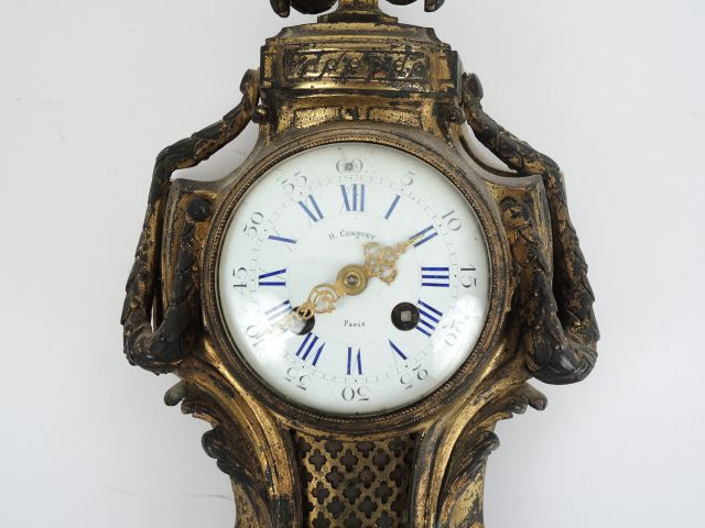 	Cartel d’alcôve de style Louis XVI en bronze doré, cadran signé Conqu