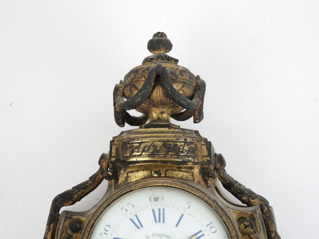 	Cartel d’alcôve de style Louis XVI en bronze doré, cadran signé Conqu