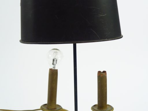 Lampe bouillote de style Louis XVI en bronze et tôle. H. 48,5 cm